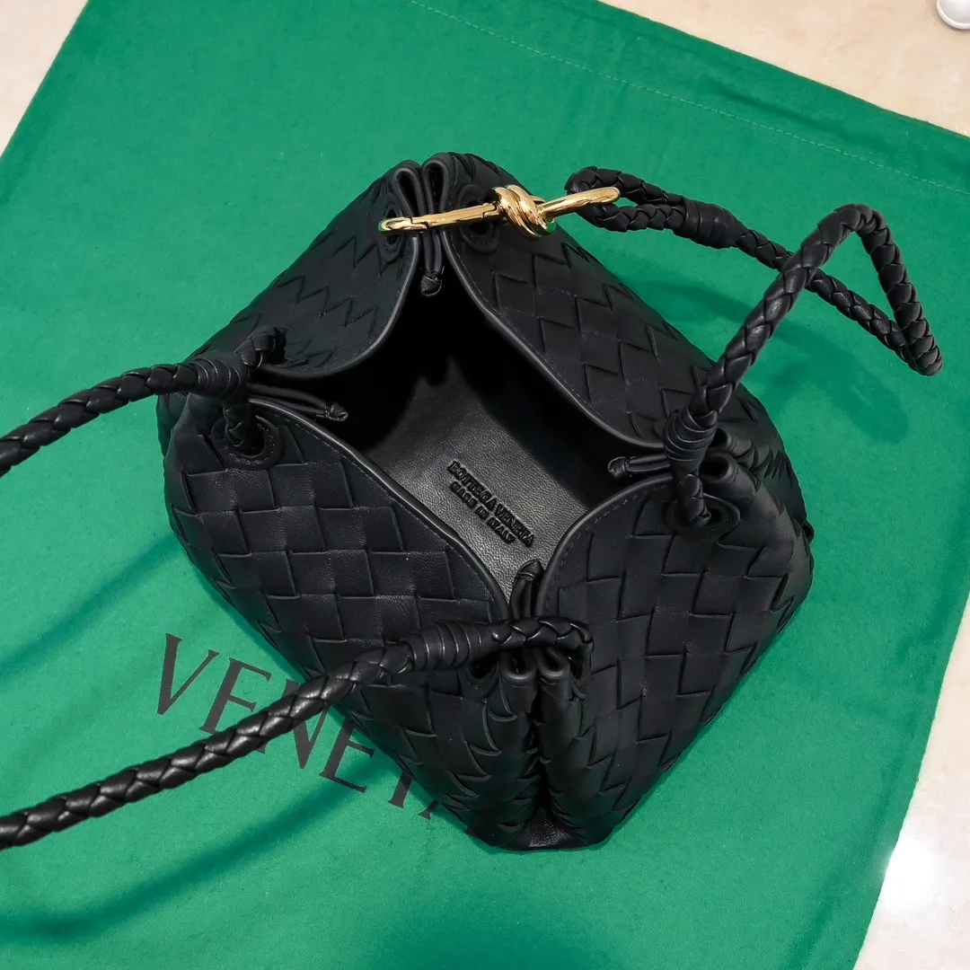 Batch 1760 BV home is new! Andiamo combines Bottega Veneta archives parachute handbags to inherit retro elements and integrate modern trends. The same style as Shu Qi's Beijing Night. It is a continuation of the classic bag. It has three functions: hand carry, shoulder and cross-body. It is embellished with metal brass knot buckles. The capacity of the small one is amazing. It can easily hold sunglasses in a box/small bottle of water/powder powder/charger and other daily necessities when going out. The upper body is versatile. Style number: 6569 Size: 21*17*16.5cm